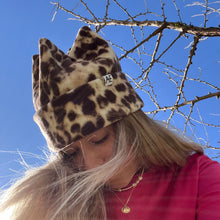 Load image into Gallery viewer, Custom Solid Peak Throne